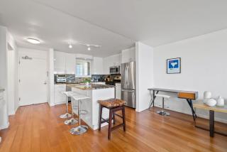 Sleek Oceanside Oasis 1-Bedroom CS condo - Honolulu - 7
