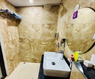 The Glammy Premium Flat for Family Couples & Solo - Noida - 9