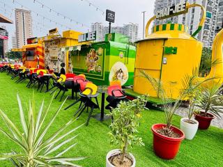 The Glammy Premium Flat for Family Couples & Solo - Noida - 5