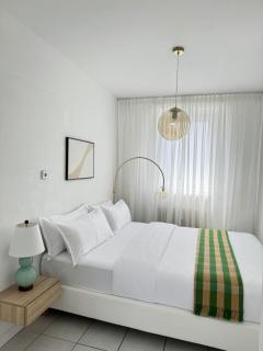 Lovely Spacious 3 Room Apt in City Center Sleeps 6 - 1