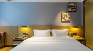 VX Hotel Wuhan Optics Valley Yangjia Bay Metro Station - 1