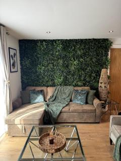 Velvet Leaf Retreat - 2 Bedrooms, 3 Beds, Ensuites, Park Views, Free Parking - 0