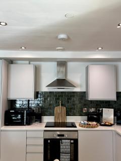 Velvet Leaf Retreat - 2 Bedrooms, 3 Beds, Ensuites, Park Views, Free Parking - Leeds - 3