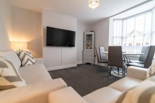 Spacious Stylish Home By Beach and Dreamland Pass the Keys - Margate - 1