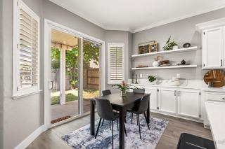 Modern & Comfortable Lincoln Home - 7