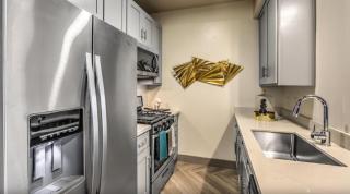 The Sherman Luxe 2 Bed Apt with FREE PARKING - - 6