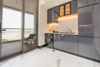 Spacious Balcony with Private Jacuzzi and Stunning Views, Easy Public Transport Access, Terraces Marasi Drive, Business Bay by Deluxe Holiday Homes - 5