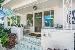 Sandy Pants - Designer Beach Chic Home Steps to Beach Backyard Oasis w Heated Pool - Anna Maria - 8