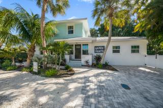 Sandy Pants - Designer Beach Chic Home Steps to Beach Backyard Oasis w Heated Pool - Anna Maria - 9
