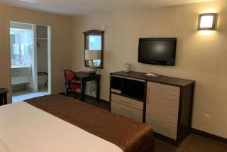 Ramada by Wyndham Rockville Centre - 3