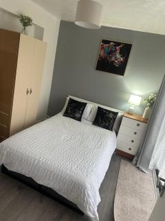 Double Room In A Guest House - Basildon - 8