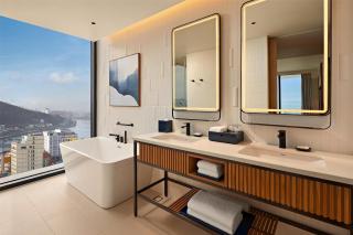 Hyatt Place Ha Long Bay, Bai Chay - 4