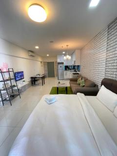 Mercu Summer Suites Apartment With Balcony - 0