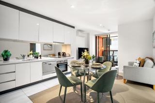 High Rise CBD Retreat Cozy 1BR with Pool Gym and Sauna - 0