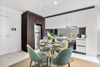 High Rise CBD Retreat Cozy 1BR with Pool Gym and Sauna - 3