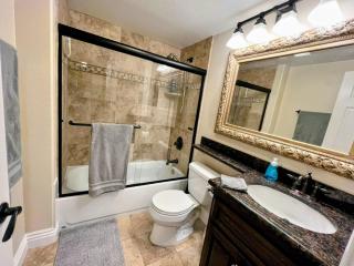 --Vacation First floor luxury condo La Jolla, Spa, Pool, Gym - 2