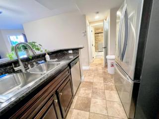 --Vacation First floor luxury condo La Jolla, Spa, Pool, Gym - 4