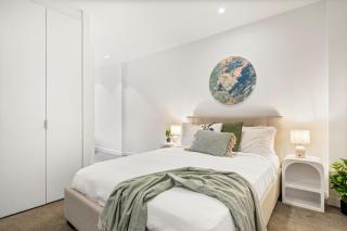 CBD Elegance 2BR Apartment with Pool Gym Sauna and City Views - Melbourne - 9