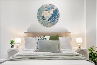 CBD Elegance 2BR Apartment with Pool Gym Sauna and City Views - 4