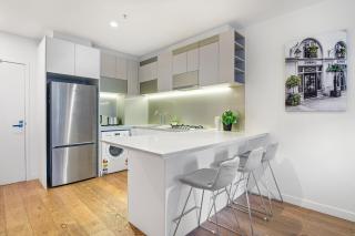 CBD Elegance 2BR Apartment with Pool Gym Sauna and City Views - Melbourne - 7