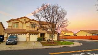 New - Spacious, Comfortable 5 Beds 3 Baths House - Elk Grove - 0
