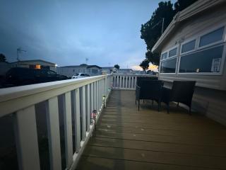 8 Bed Sun Decked Caravan Unlimited High speed Wifi and fun at Seawick Holiday Park - 8