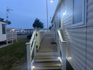 8 Bed Sun Decked Caravan Unlimited High speed Wifi and fun at Seawick Holiday Park - 9