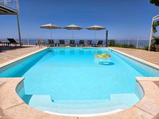 Villa Margaux Kathisma, Breathtaking VIEWS & Unforgettable SUNSETS - Minutes from Most Iconic BEACH - Agios Nikitas - 8