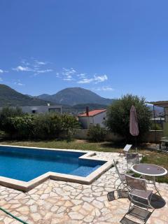 Villa Alidah Avkoppling med utsikt, pool och fruktträd - 1