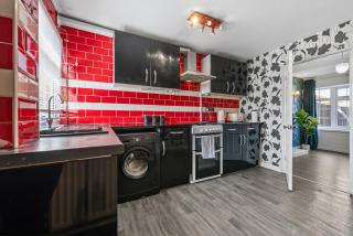 Cozy 3 bedroom house with free parking and near hospital - 7