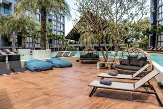 C138 Steps to Kamala Beach Rooftop Pool Netflix - 7