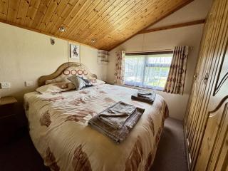 Highland Lodge, Pet friendly based on Hoburne Cotswold - 2