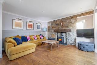 East Cottage * Wood Burning Hot Tub * Garden - 1