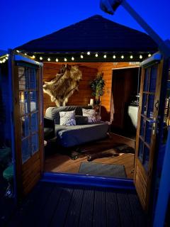 Romantic Swiss Cabin Hideaway & Hot Tub Spa Pool - Chandler's Ford - 5