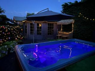 Romantic Swiss Cabin Hideaway & Hot Tub Spa Pool - 4