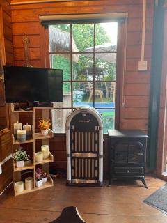 Romantic Swiss Cabin Hideaway & Hot Tub Spa Pool - 1