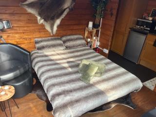 Romantic Swiss Cabin Hideaway & Hot Tub Spa Pool - Chandler's Ford - 8