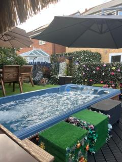 Romantic Swiss Cabin Hideaway & Hot Tub Spa Pool - Chandler's Ford - 6