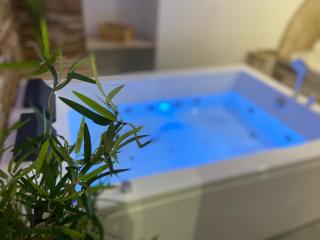 Nuit Magique en Love Room avec Jacuzzi Privé - 4