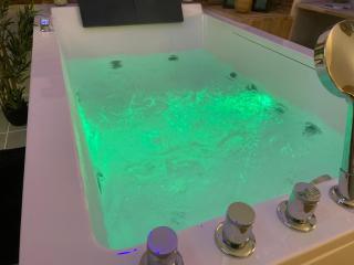 Nuit Magique en Love Room avec Jacuzzi Privé - 3