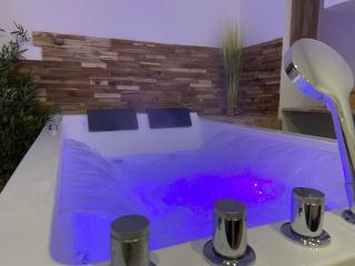Nuit Magique en Love Room avec Jacuzzi Privé - 6