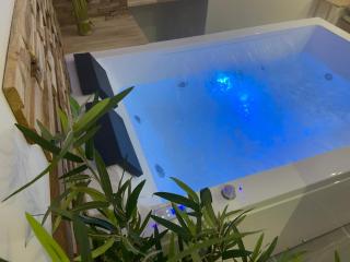 Nuit Magique en Love Room avec Jacuzzi Privé - 4
