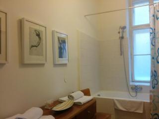 Grand, Central 2BR Apartment - 6