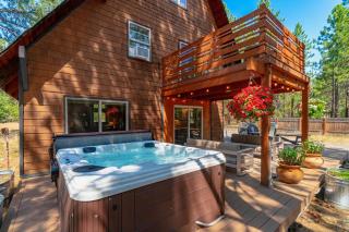 Juniper & Pine, a Lodge-Style Cabin in Sisters, OR - Sisters - 0