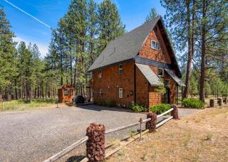 Juniper & Pine, a Lodge-Style Cabin in Sisters, OR - Sisters - 8