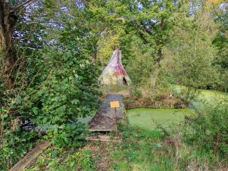 Rising Sun tipi met vuur in de natuur - 0