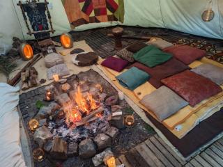 Rising Sun tipi met vuur in de natuur - 3