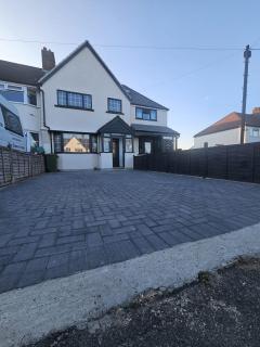 Large 5 Bed Home with 3 Baths and Parking - 0