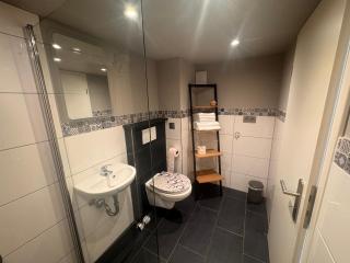 gemütliches Zimmer mit eigenem Bad und separatem Eingangstor - 1