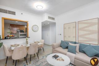 VOGUE Stylish Two Bedroom Apartment with Balcony and Stunning Views, Walkable few steps to DMCC Metro, 30th Floor, Global Lake View, Jumeirah Lake Towers - 4